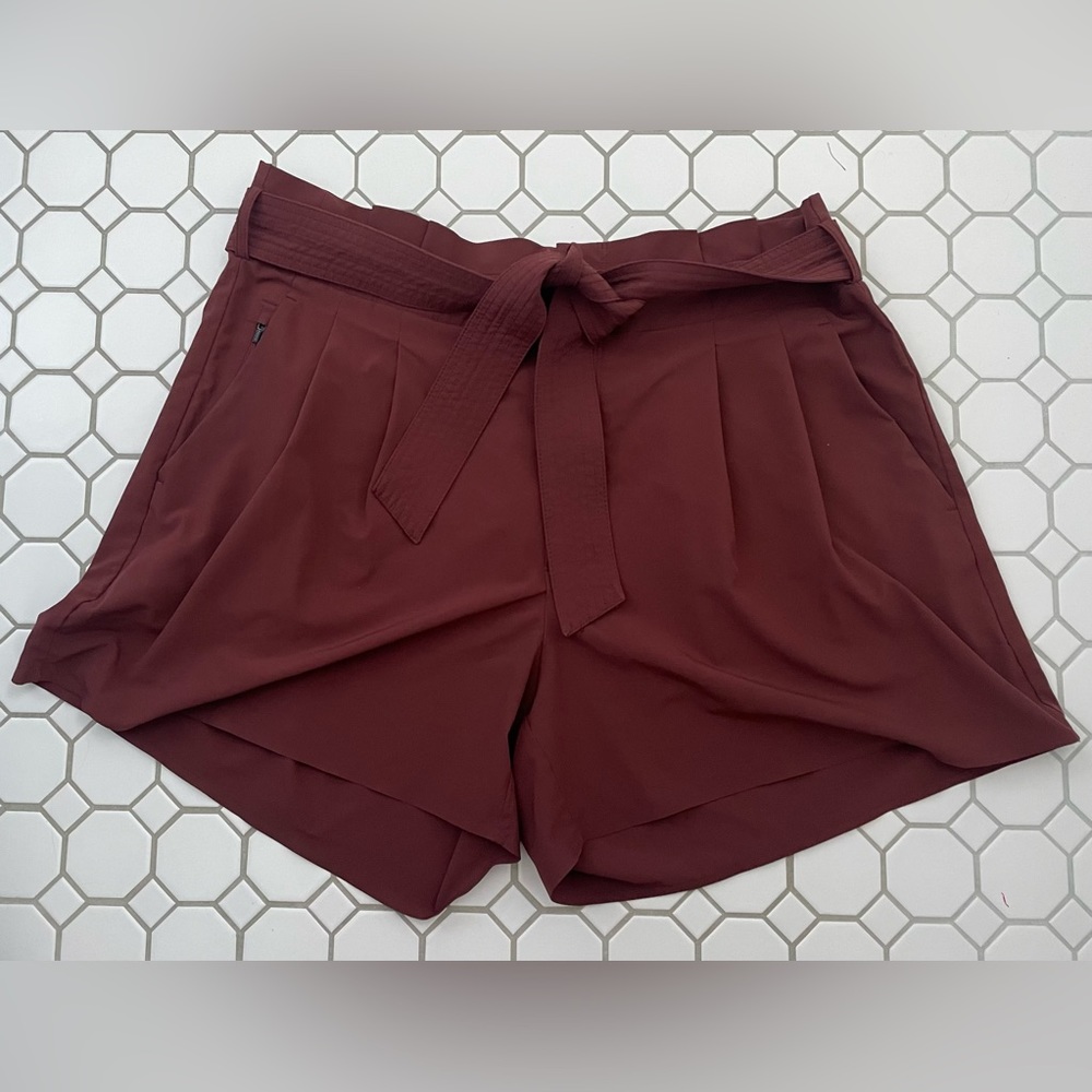 Athleta Skyliner II shorts in Cognac, size 16